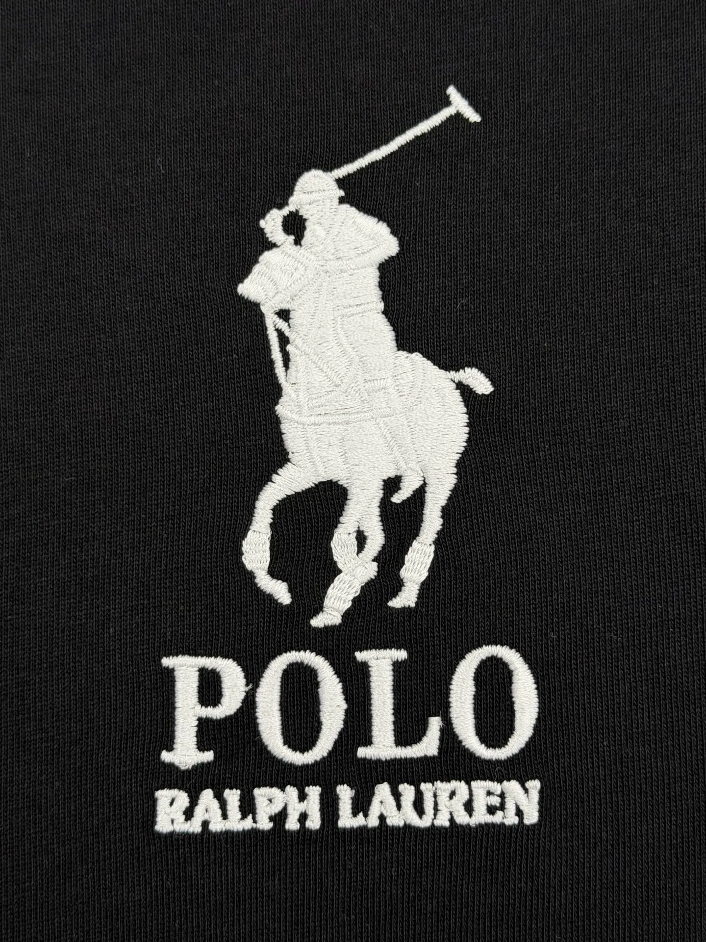 P160 [High Quality]Ralph Lauren*Ralph Lauren embroidery micro-label simple‼ ️Short-sleeved T-shirt 💗Ralph Lauren classic short-sleeved T-shirt, custom-made 280g pure cotton fabric, soft and breathable, classic horseback golf🏌️ embroidery on the chest, logo + logo embroidery on the back, simple and recognizable. Round neck design, neat tailoring, customized 280g pure cotton fabric, soft and smooth to the touch, great breathability, super comfortable to wear in summer! The same loose version for men and women, OK to wear alone or layered, versatile ~ 𝐂𝐎𝐋𝐎𝐔𝐑: black white 𝐒𝐈𝐙𝐄: S-xL Size chart: S: Shoulder width 51 - Bust 55 - Clothing length 70 M: Shoulder width 53 - Bust 57 - Clothing length 72 L: Shoulder width 55 - Bust 59 - Clothing length 74 XL: Shoulder width 57 - Bust 61 - Clothing length 76